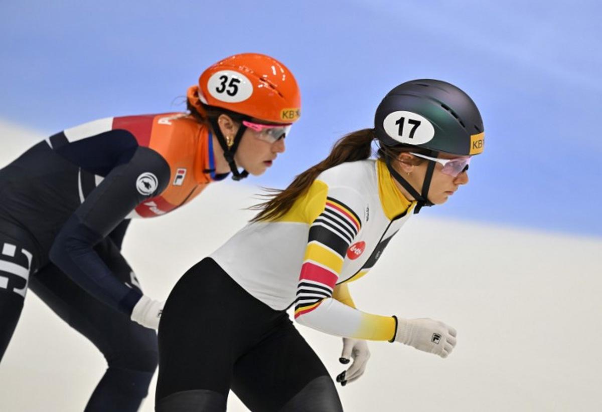 Suzanne Schulting of Netherlands (L) and Hanne Desmet of Belgium (R) compete during the women's 1000m semifinals event at the ISU World Short Track Championships 2023 in Seoul on March 12, 2023. (Photo by Jung Yeon-je / AFP)  JUNG YEON-JE / AFP