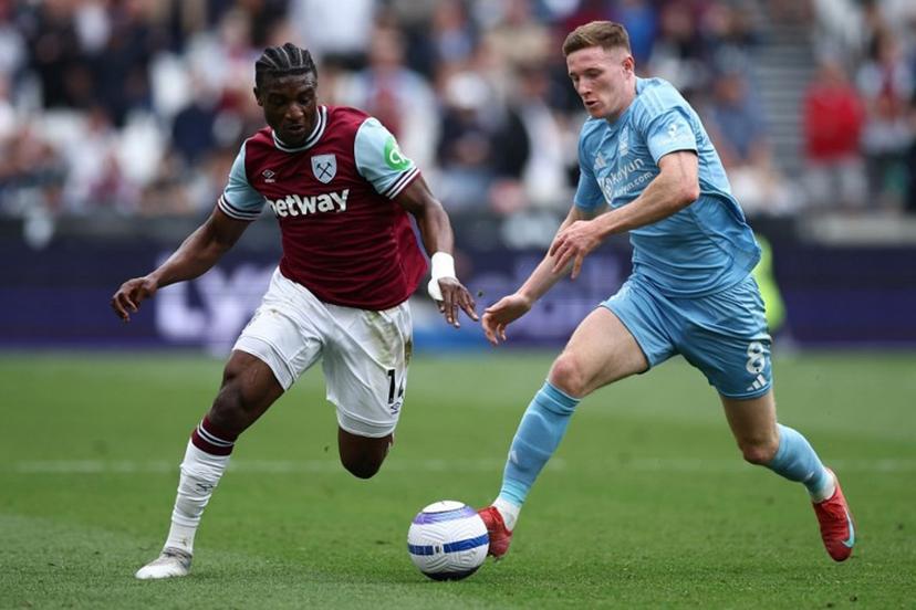 Nottingham Forest's Scottish midfielder #08 Elliot Anderson (R) vies with West Ham United's Ghanaian midfielder #14 Mohammed Kudus during the English Premier League football match between West Ham United and Nottingham Forest at the London Stadium, in London on May 18, 2025.  HENRY NICHOLLS / AFP