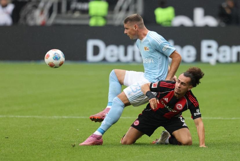Union Berlin's Serbian forward #23 Andrej Ilic (L) and Frankfurt's Belgian defender #03 Arthur Theate vie for the ball during the German first division Bundesliga football match between Eintracht Frankfurt and 1 FC Union Berlin in Frankfurt am Main, western Germany on September 21, 2025.  Daniel ROLAND / AFP