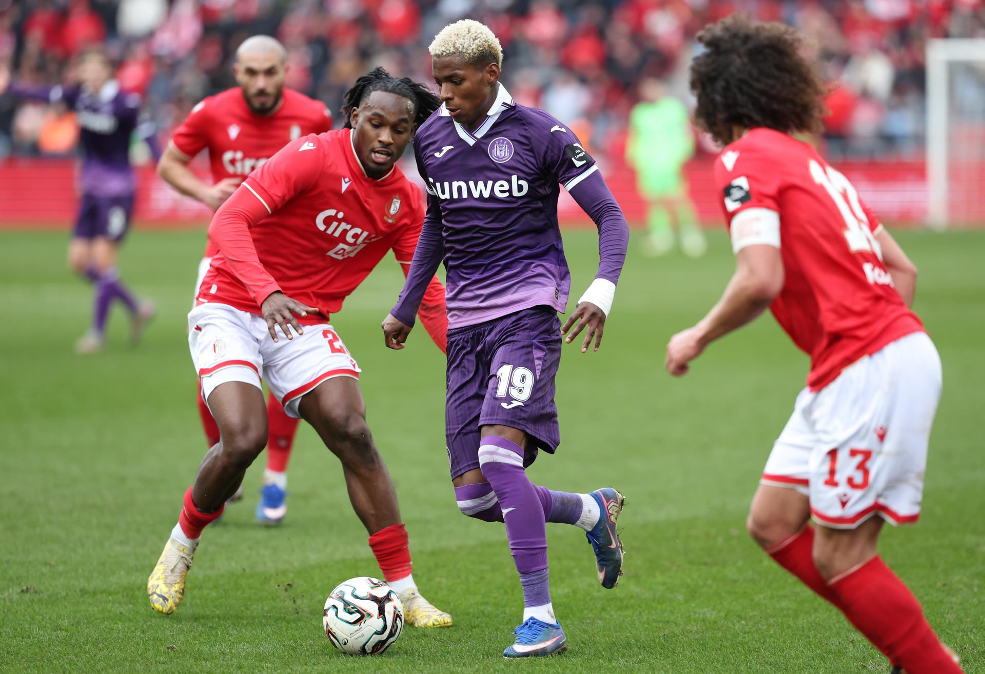 Anderlecht's Nilson Angulo fights for the ball during a soccer match between Standard de Liege and RSC Anderlecht, Sunday 01 February 2026 in Liege, on day 23 of the 2025-2026 'Jupiler Pro League' first division of the Belgian championship. BELGA PHOTO VIRGINIE LEFOUR