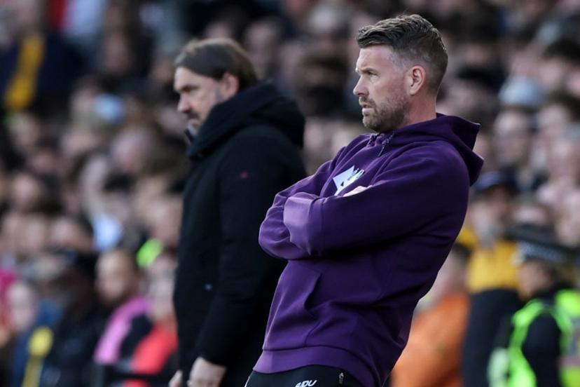 Wolverhampton Wanderers' Welsh head coach Rob Edwards (R) looks on during the English Premier League football match between Leeds United and Wolverhampton Wanderers at Elland Road in Leeds, northern England on April 18, 2026.  Darren Staples / AFP