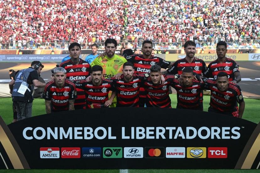 Flamengo team pose for a team photo ahead of the all Brazilian Copa Libertadores final football match between Palmeiras and Flamengo at Monumental 'U' Marathon stadium in Lima on November 29, 2025.  ERNESTO BENAVIDES / AFP