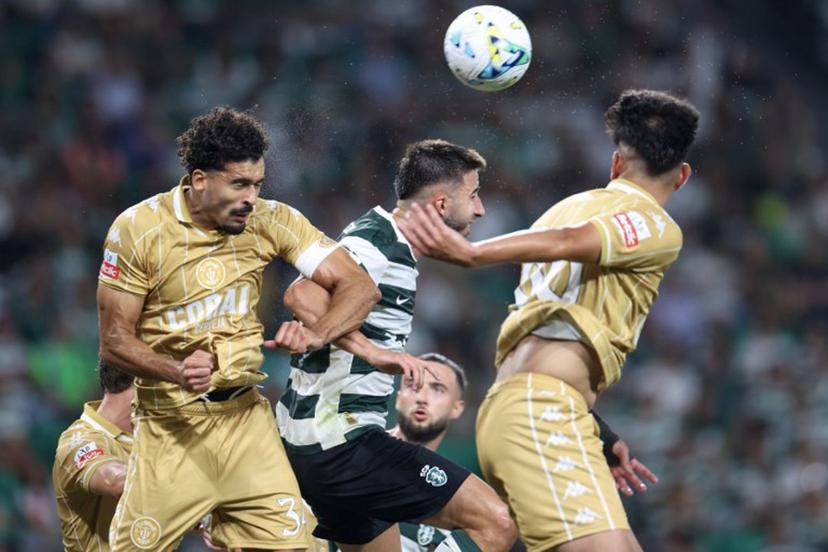 Sporting Lisbon's Belgian defender #06 Zeno Debast (C) vies for a header with Nacional's Brazilian defender #34 Leo Santos (L) during the Portuguese League football match between Sporting CP and CD Nacional da Madeira at the Jose Alvalade stadium in Lisbon on September 5, 2026. #25 Goncalo Inacio  PATRICIA DE MELO MOREIRA / AFP