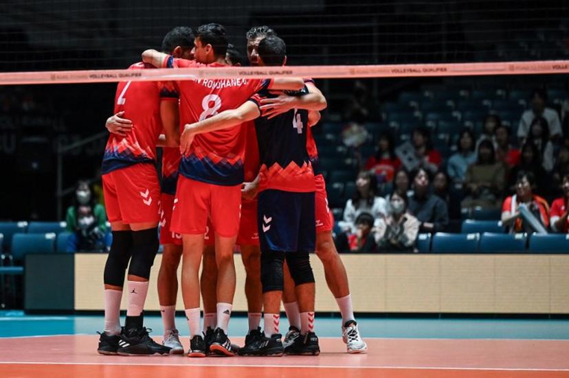 Tunisia players huddle during the match between Turkey and Tunisia on the final day of the Volleyball World Cup 2023 men's Olympic qualifying tournament at Yoyogi National Stadium in Tokyo on October 8, 2023.  Richard A. Brooks / AFP