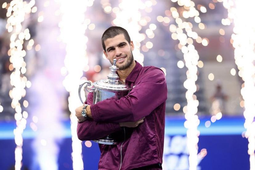 Spain's Carlos Alcaraz celebrates with his trophy winning over Italy's Jannik Sinner during their men's singles final tennis match on day fifteen of the US Open tennis tournament at the USTA Billie Jean King National Tennis Center in New York City, on September 7, 2025.  CHARLY TRIBALLEAU / AFP
