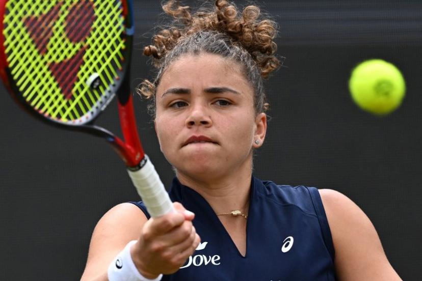 Italy's Jasmine Paolini returns the ball to Poland's Iga Swiatek during their semi-final match of the 2025 WTA Bad Homburg Open Tennis Tournament on June 27, 2025 in Bad Homburg, western Germany.  Kirill KUDRYAVTSEV / AFP