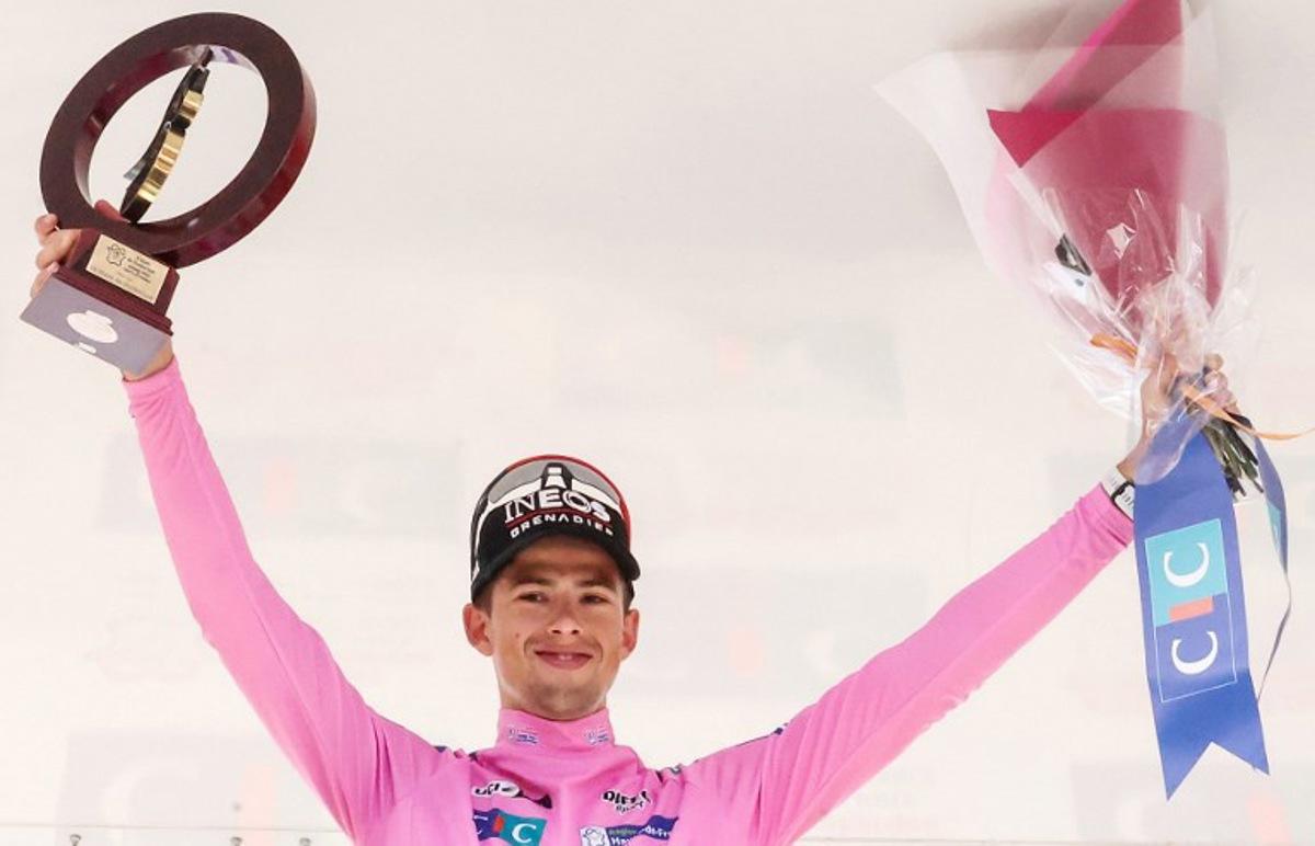 British Ineos Grenadiers cycling team's Samuel Watson celebrates on the podium with the winner's trophy after winning the 2025 Four Days of Dunkirk at the end of the fith and last stage, a 182,3 km bewteen Wormhout and Dunkirk, in Dunkirk on May 18, 2025.  FRANCOIS LO PRESTI / AFP