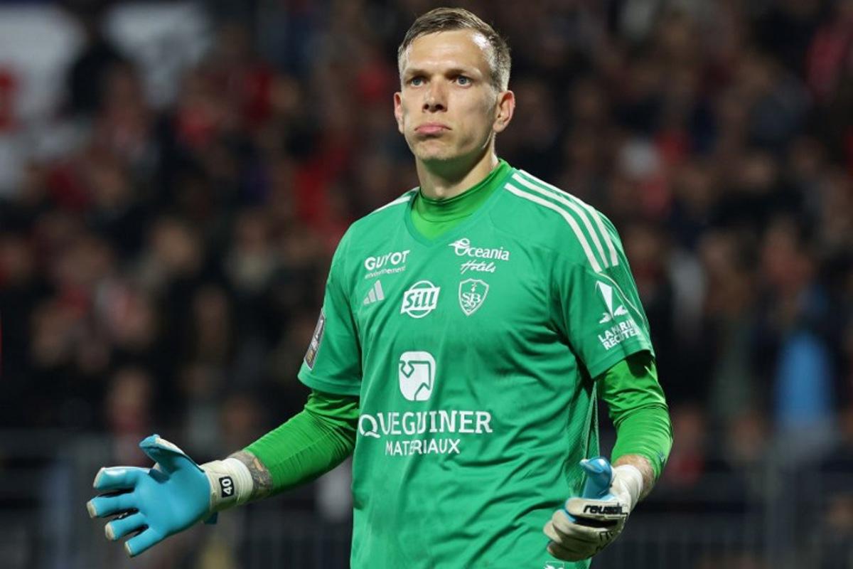 Brest's Dutch goalkeeper #40 Marco Bizot reacts during the French L1 football match between Stade Brestois 29 (Brest) and Lille LOSC at Stade Francis-Le Ble in Brest, western France on May 10, 2025.  Fred TANNEAU / AFP