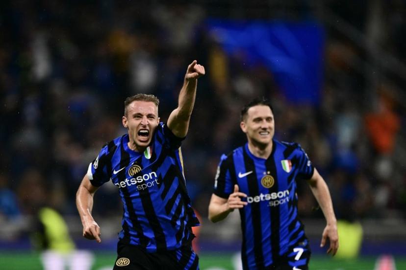Inter Milan's Italian midfielder #16 Davide Frattesi (L) celebrates scoring his team's fourth goal during the UEFA Champions League semi-final second leg football match between Inter Milan and FC Barcelona at the San Siro stadium in Milan on May 6, 2025.  Marco BERTORELLO / AFP