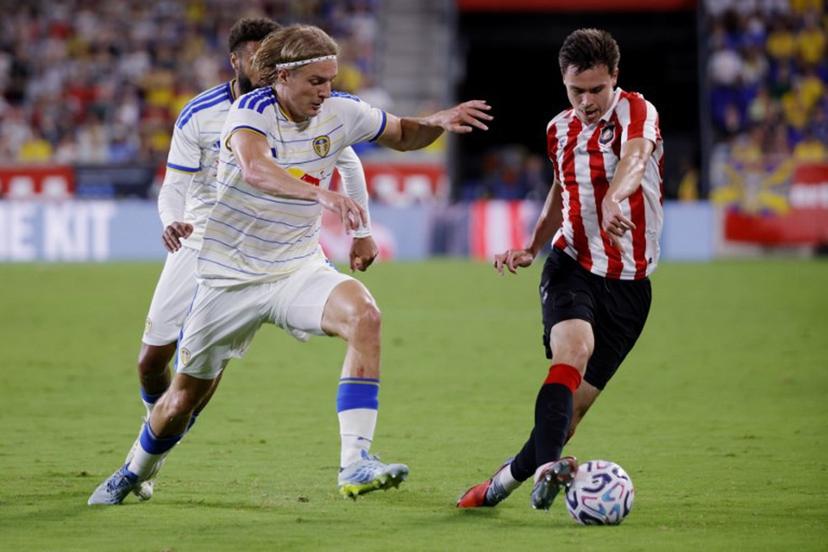 Sunderland's Ukrainian forward #57 Timur Tutierov (R) and Leeds United's Belgian defender #23 Sebastiaan Bornauw (L) fight for the ball during the friendly football match between Sunderland and Leeds United at Sports Illustrated Stadium in Harrison, New Jersey, on July 30, 2026.  Leonardo MUNOZ / AFP
