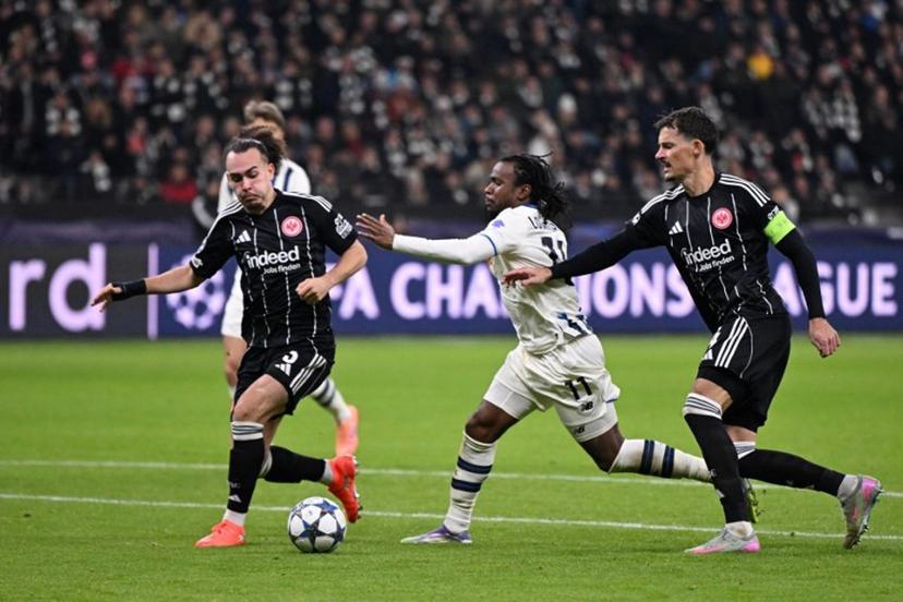 Atalanta's Nigerian forward #11 Ademola Lookman (C) vies for the ball with Frankfurt's German defender #04 Robin Koch (R) and Frankfurt's Belgian defender #03 Arthur Theate during the UEFA Champions League league phase day 5 football match between Eintracht Frankfurt and Atalanta Bergamo in Frankfurt, Germany, on November 26, 2025.  Kirill KUDRYAVTSEV / AFP