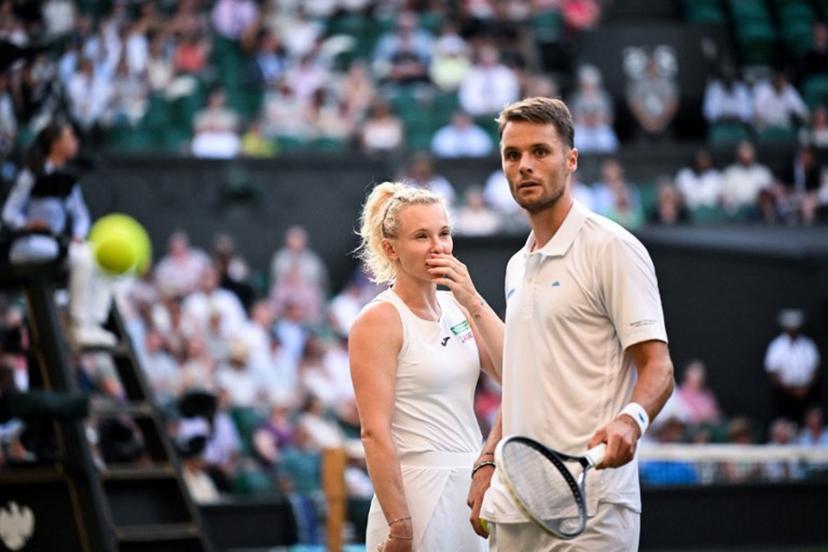 Netherlands' Sem Verbeek (R) and Czech Republic's Katerina Siniakova discuss as they play against Britain's Joe Salisbury and Brazil's Luisa Stefani during their mixed's doubles final tennis match on the eleventh day of the 2025 Wimbledon Championships at The All England Lawn Tennis and Croquet Club in Wimbledon, southwest London, on July 10, 2025.  Kirill KUDRYAVTSEV / AFP