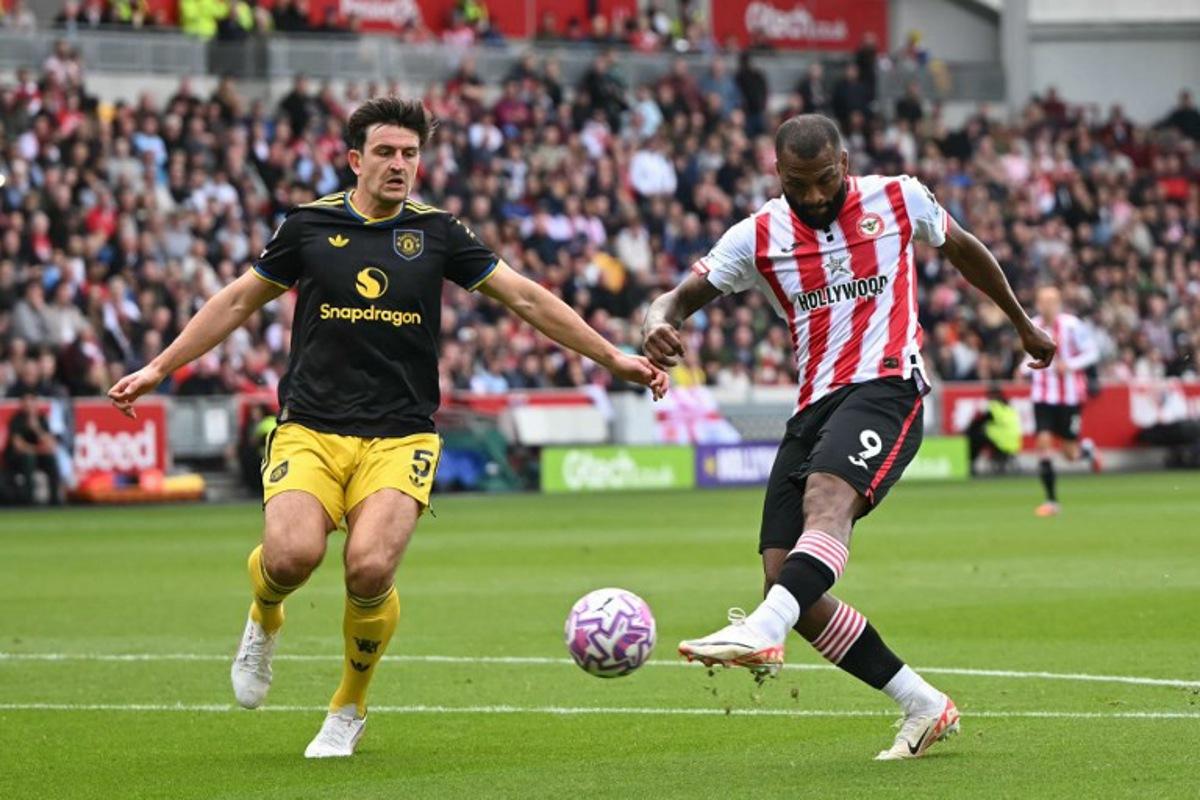 Brentford's Brazilian striker #09 Igor Thiago (R) shoots to score the opening goal of the English Premier League football match between Brentford and Manchester United at the Gtech Community Stadium in London on September 27, 2025.  JUSTIN TALLIS / AFP