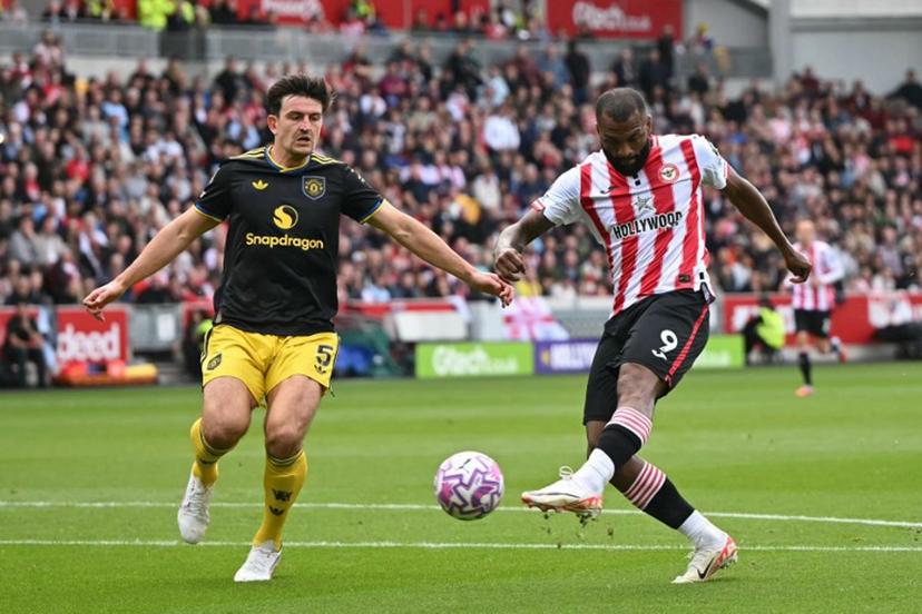 Brentford's Brazilian striker #09 Igor Thiago (R) shoots to score the opening goal of the English Premier League football match between Brentford and Manchester United at the Gtech Community Stadium in London on September 27, 2025.  JUSTIN TALLIS / AFP