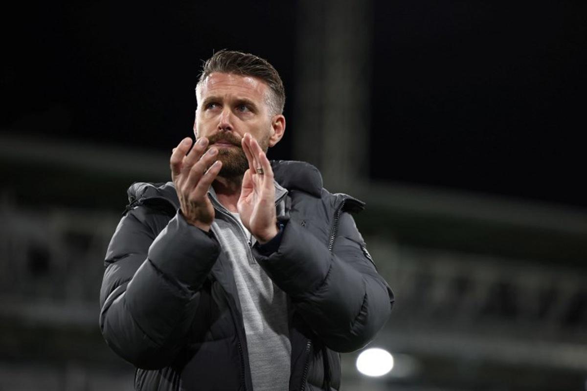 (FILES) Luton Town's Welsh manager Rob Edwards applauds fans on the pitch after the English Premier League football match between Luton Town and Everton at Kenilworth Road in Luton, north of London on May 3, 2024. The Premier League's bottom club Wolves announced on November 12, 2025 the appointment of Rob Edwards as their new head coach on a three-and-a-half year deal. The 42-year-old has left Championship club Middlesbrough and agreed a contract until 2029 with Wolves after they sacked Vitor Pereira earlier this month.  HENRY NICHOLLS / AFP