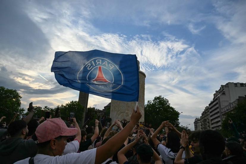 Paris Saint-Germain supporters wave a club banner as they react ahead of the UEFA Champions League final football match between Paris Saint-Germain (PSG) and Inter Milan held in Munich, at Porte de SaintCloud, near Parc des Princes Stadium in Paris on May 31, 2025.   Hugo MATHY / AFP