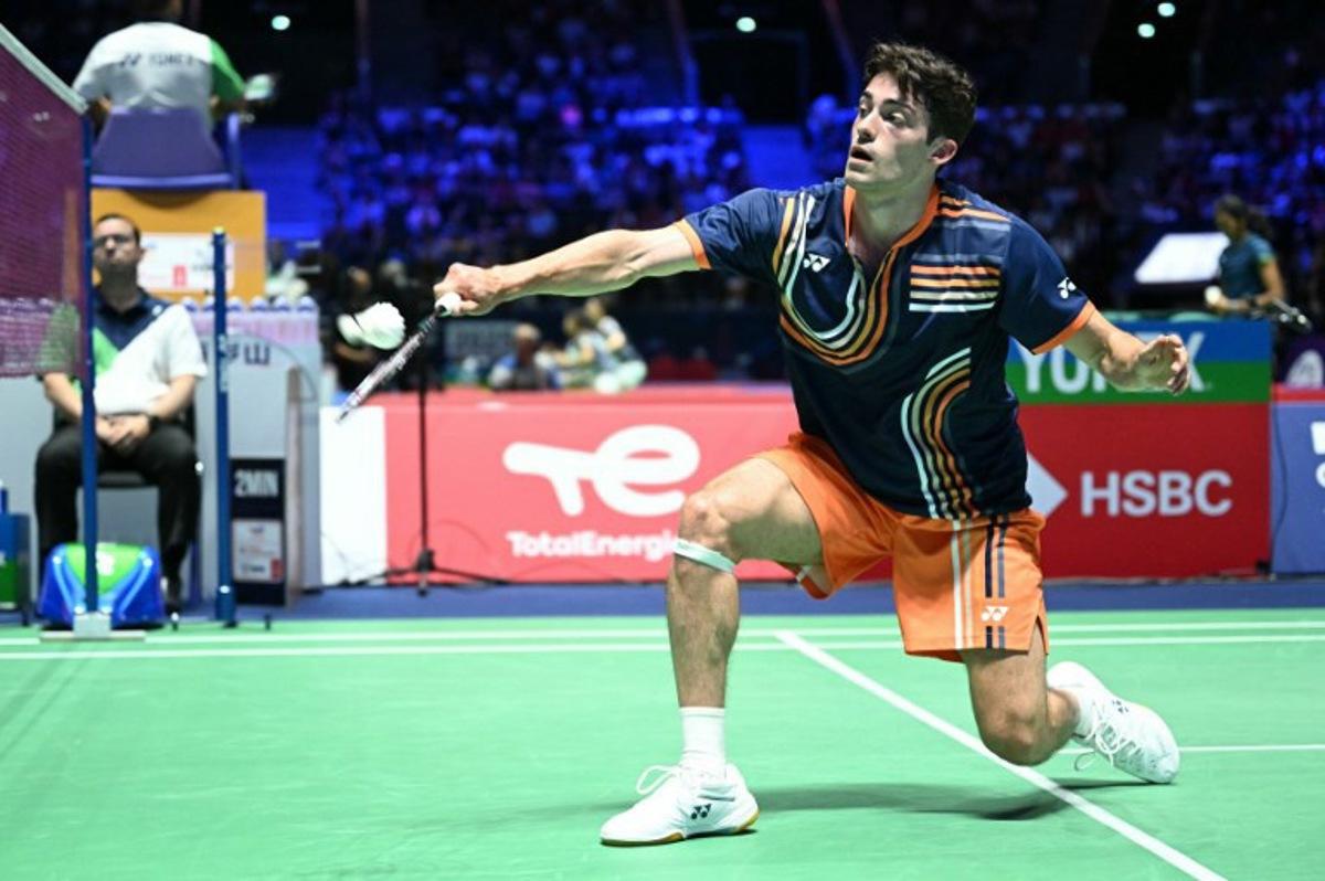 Belgium's Julien Carraggi hits a return to China's Yu Qi Shi during their men's single match at the Badminton BWF World Championships at the Adidas Arena in Paris, on August 27, 2025.  Bertrand GUAY / AFP