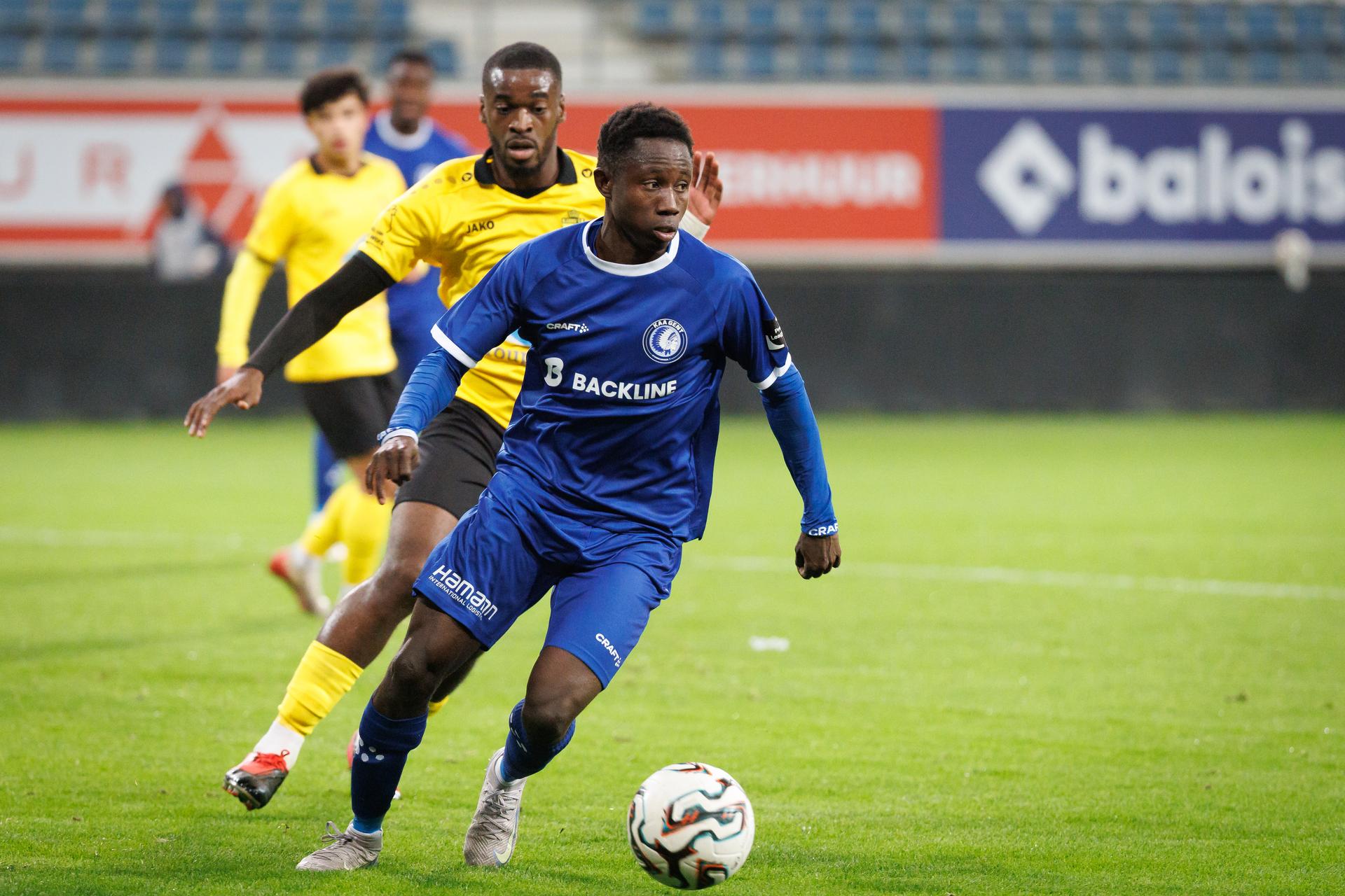 Lierse's Emmanuel Matuta and Jong Gent's El Hadji Seck fight for the ball during a soccer game between Jong KAA Gent and Lierse SK, Thursday 25 September 2025 in Gent, on day 7 of the 2025-2026 'Challenger Pro League' 1B second division of the Belgian championship. BELGA PHOTO KURT DESPLENTER
