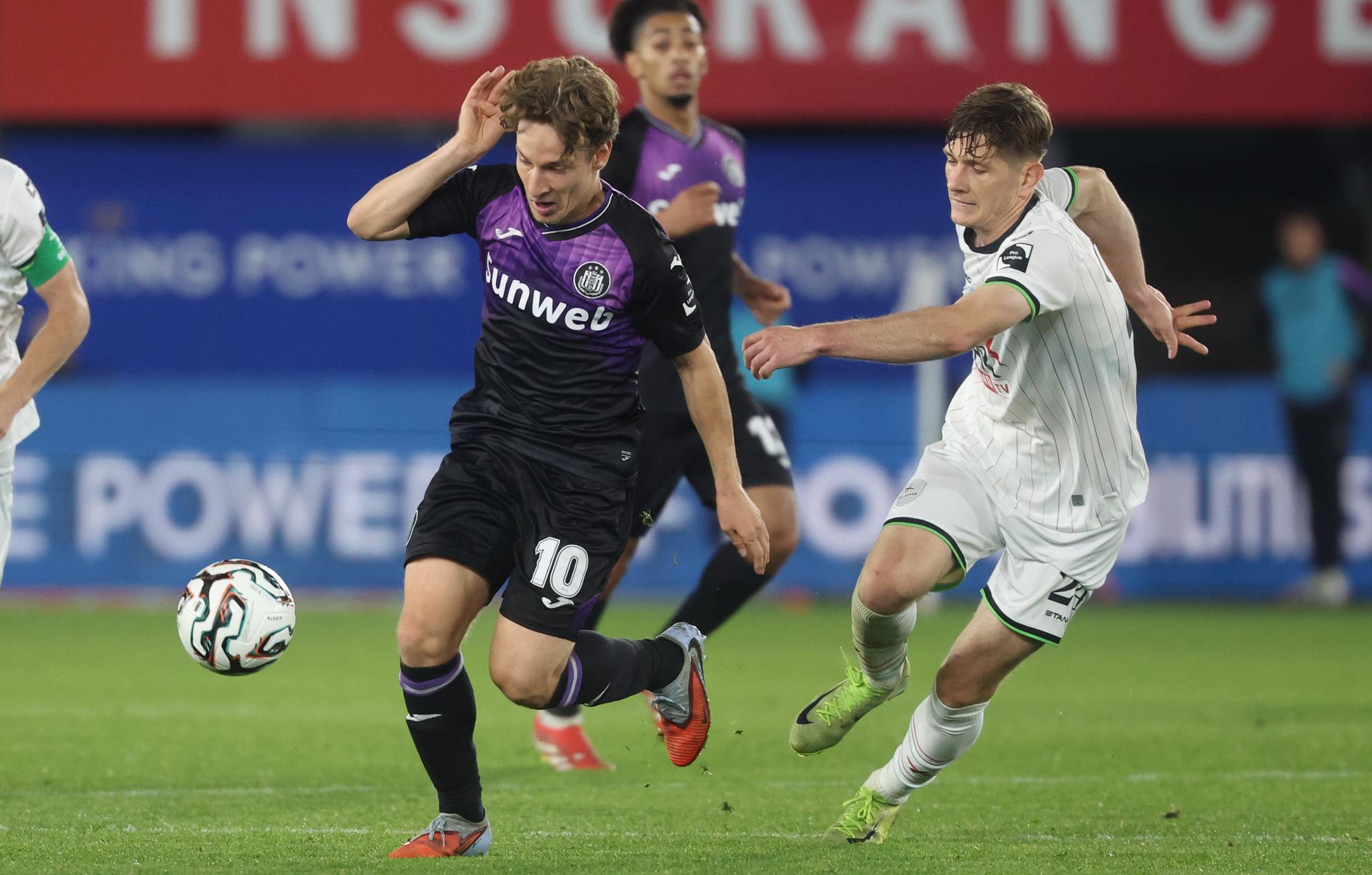 Anderlecht's Yari Verschaeren, OHL's Lukasz Lakomy and fight for the ball during a soccer match between Oud-Heverlee Leuven and RSC Anderlecht, Friday 26 September 2025 in Leuven, on day 9 of the 2025-2026 'Jupiler Pro League' first division of the Belgian championship. BELGA PHOTO VIRGINIE LEFOUR