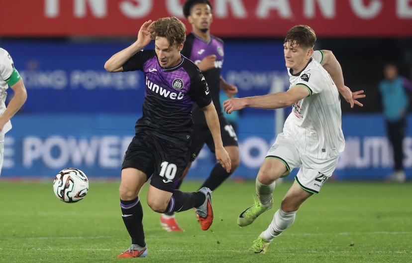 Anderlecht's Yari Verschaeren, OHL's Lukasz Lakomy and fight for the ball during a soccer match between Oud-Heverlee Leuven and RSC Anderlecht, Friday 26 September 2025 in Leuven, on day 9 of the 2025-2026 'Jupiler Pro League' first division of the Belgian championship. BELGA PHOTO VIRGINIE LEFOUR