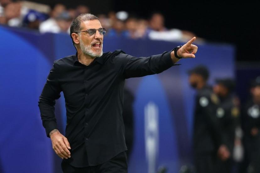 Fateh's Croatian coach Slaven Bilic speaks to his players during the Saudi Pro League football match between Al-Hilal and Al-Fateh at the Kingdom Arena stadium in Riyadh on April 26, 2024.  Fayez NURELDINE / AFP