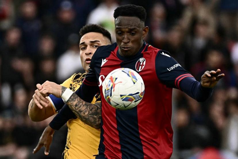 Bologna's Colombian defender #26 Jhon Lucumi (R) and Inter Milan's Argentine forward #10 Lautaro Martinez fight for the ball during the Italian Serie A football match between Bologna FC and Inter Milan FC at the Renato Dall'Ara stadium in Bologna on April 20, 2025.  Filippo MONTEFORTE / AFP