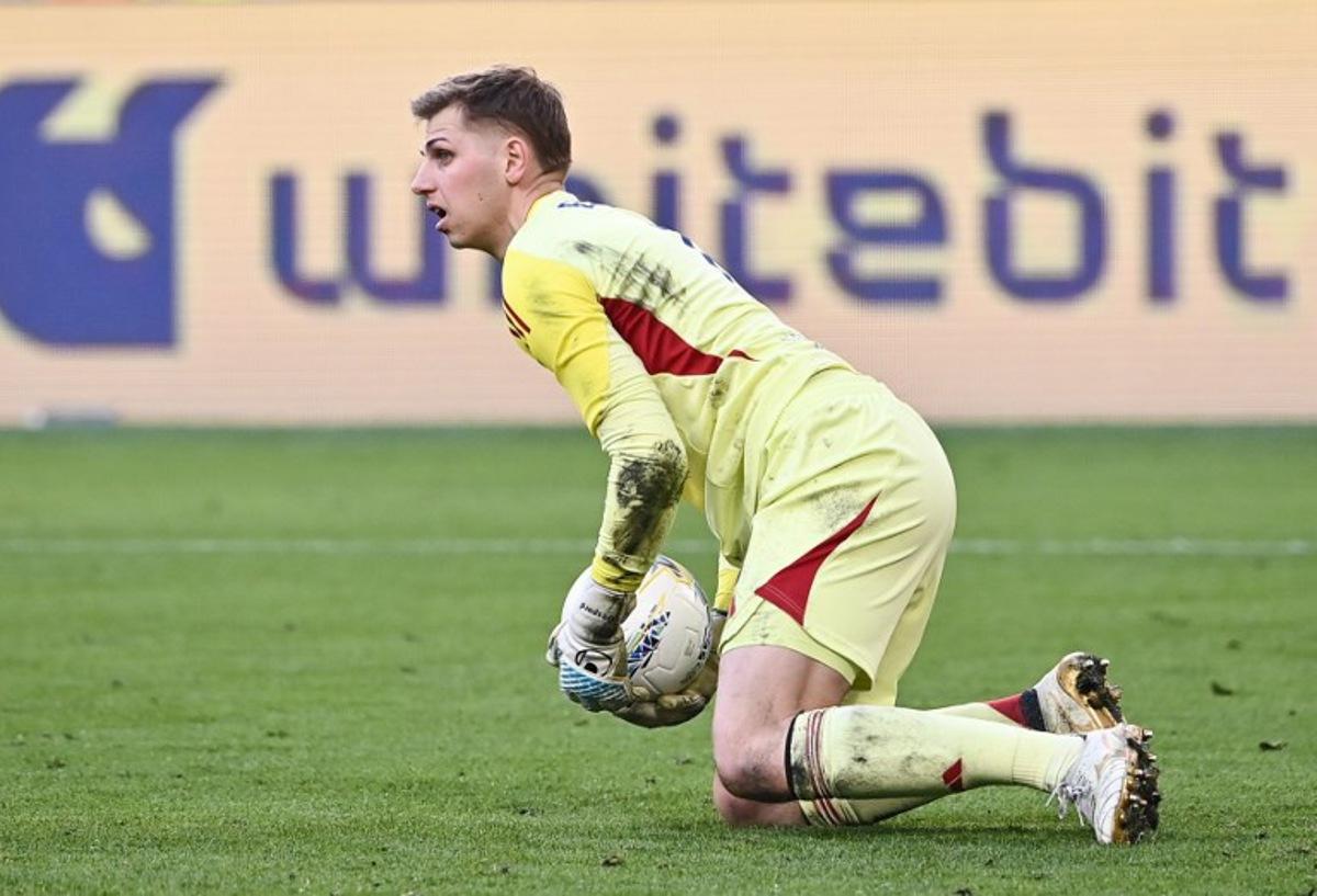 Como's French goalkeeper #1 Jean Butez grabs the ball during the Italian Serie A football match between Juventus and Como at the Allianz stadium in Turin on February 21, 2026.  Isabella BONOTTO / AFP