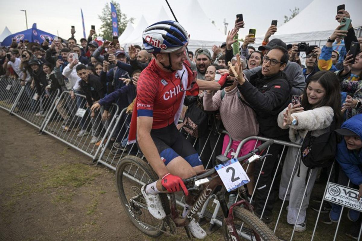 Chile's Martin Vidaurre Kossmann celebrates during the men's olympic cross-country mountain bike cycling final of the Pan American Games Santiago 2023 at the Universidad Catolica Sports Club in Santiago on October 21, 2023.  Ernesto BENAVIDES / AFP