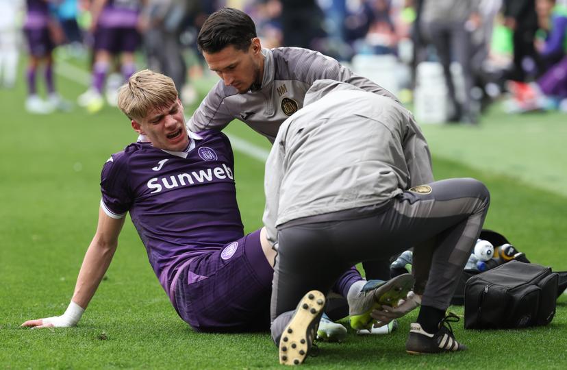 Anderlecht's Nathan De Cat lies injured on the ground during a soccer match between RSCA Anderlecht and KAA Gent, Sunday 12 April 2026 in Gent, on the second day of the Champion's Play-off (PO1) of the 2025-2026 'Jupiler Pro League' first division of the Belgian championship. BELGA PHOTO VIRGINIE LEFOUR