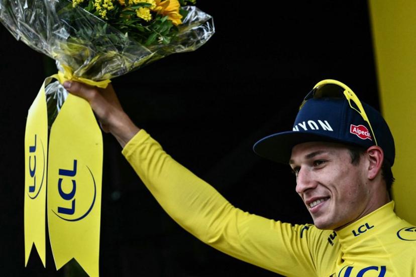 Alpecin - Deceuninck team's Belgian rider Jasper Philipsen celebrates on the podium with the overall leader's yellow jersey after the 1st stage of the 112th edition of the Tour de France cycling race, 184.9 km starting and finishing in Lille Metropole, northern France, on July 5, 2025.  Marco BERTORELLO / AFP