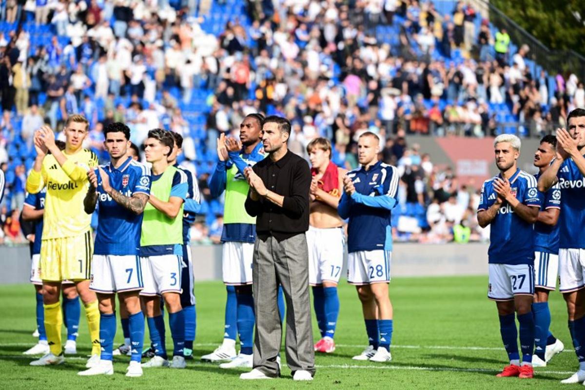 Como's Spanish coach Cesc Fabregas (C) and his players applaud supporters at the end of the Italian Serie A football match between Como 1907 and AS Roma at the Giuseppe-Sinigaglia Stadium in Como on October 11, 2026.  Piero CRUCIATTI / AFP