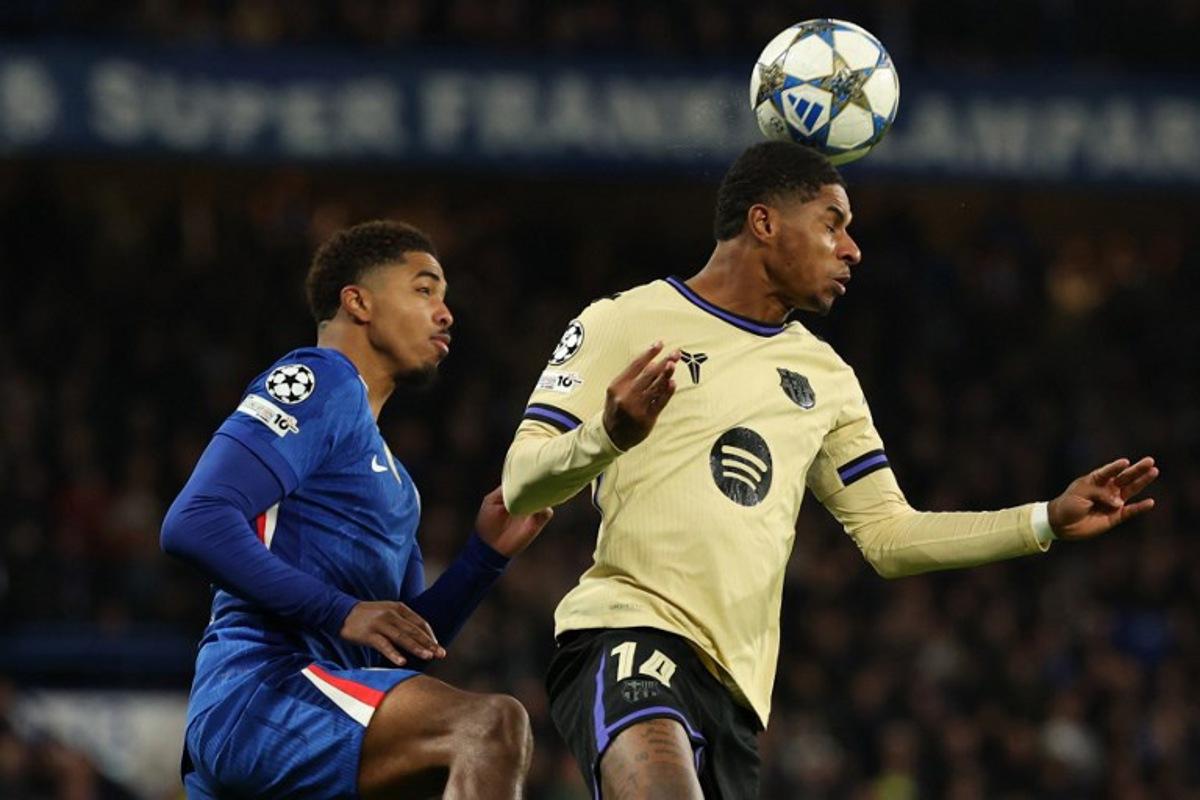 Barcelona's English forward #14 Marcus Rashford (R) wins a header during the UEFA Champions League league-phase football match between Chelsea and Barcelona at Stamford Bridge in London on November 25, 2025.  Adrian Dennis / AFP