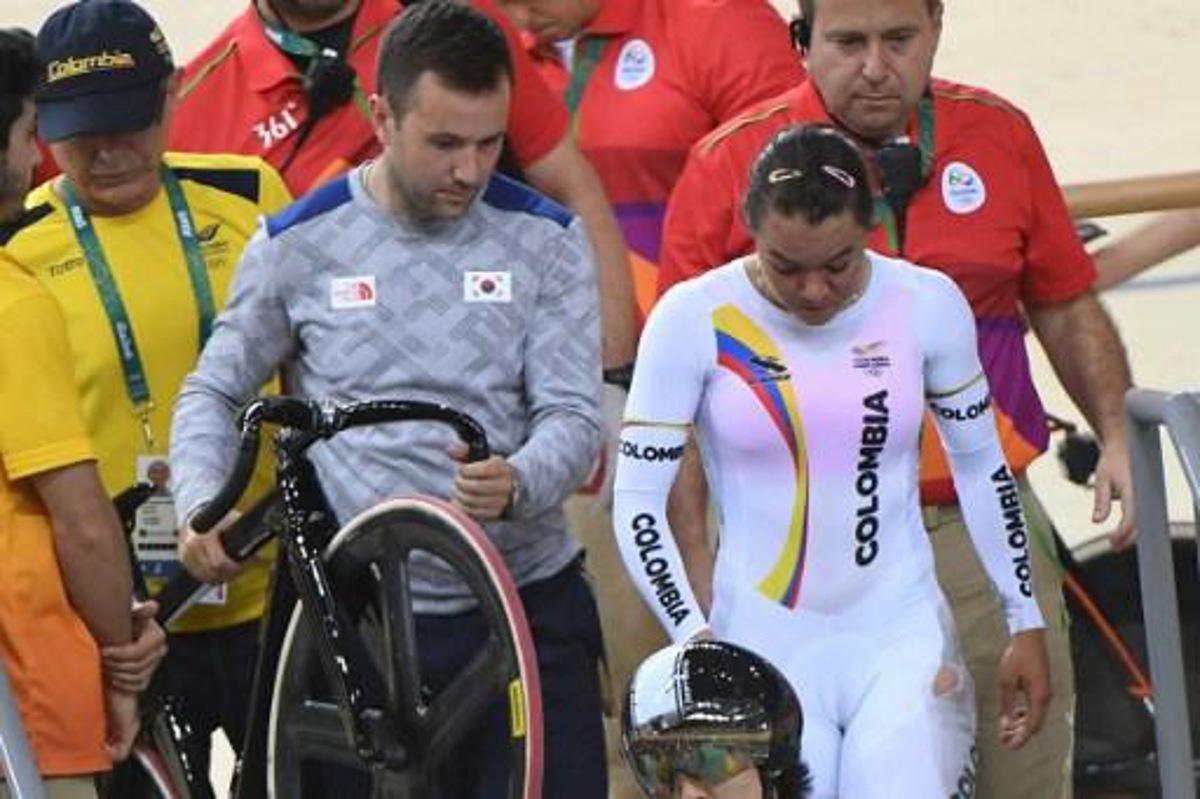 Colombia's Martha Bayona Pineda (R) walks off the track after crashing during the women's Keirin second round track cycling event at the Velodrome during the Rio 2016 Olympic Games in Rio de Janeiro on August 13, 2016. 
Greg BAKER / AFP