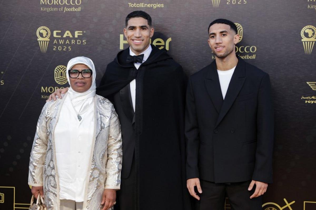 Paris Saint-Germain's Moroccan defender Achraf Hakimi (C) poses for a picture with members of his family as he arrives for the 2025 Confederation of African Football (CAF) Awards in Sale, Morocco on November 19, 2025.  Abdel Majid BZIOUAT / AFP
