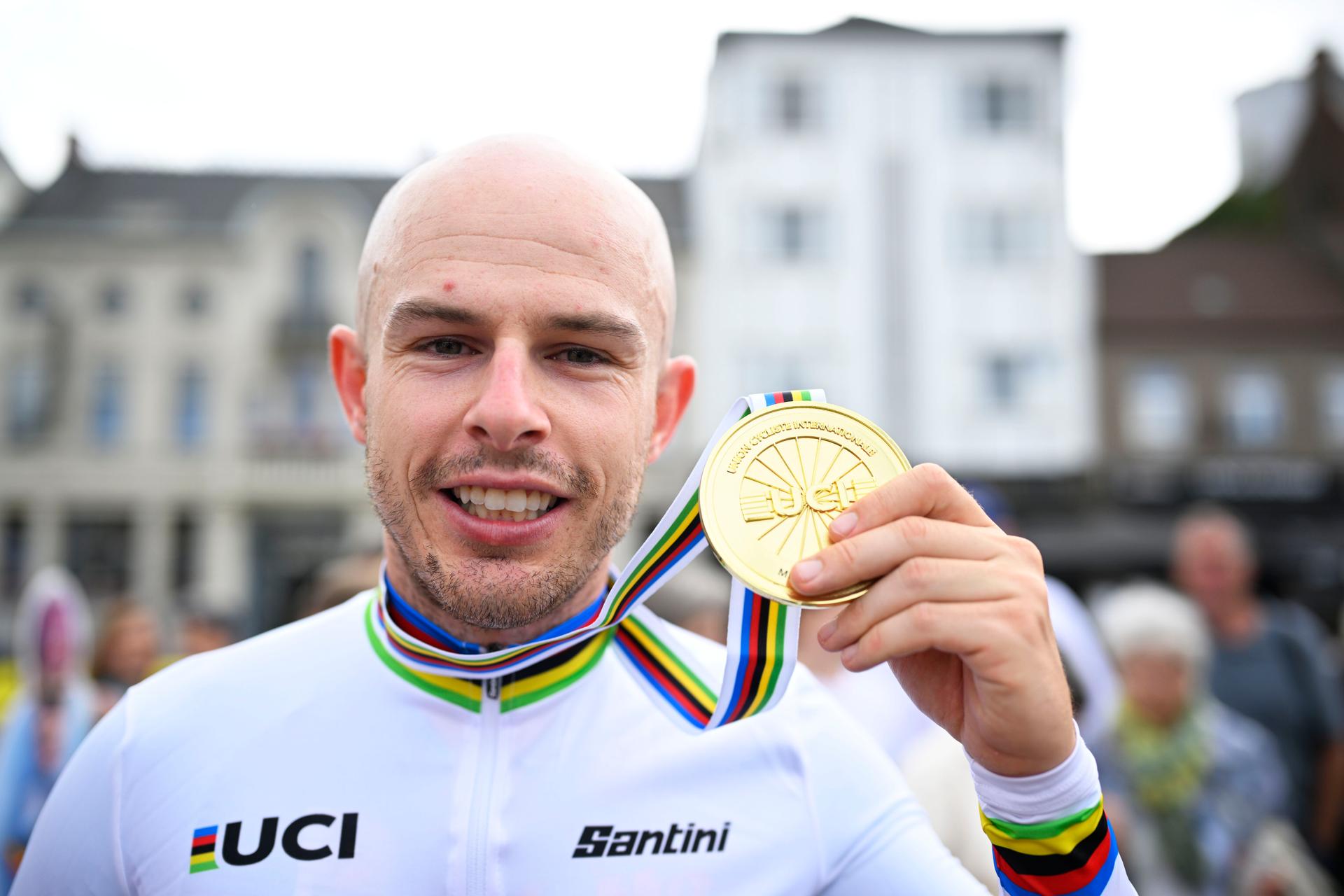 Gold medallist Belgium Tim Celen (MT2) poses at the UCI Para-cycling Road World Championships, Saturday 30 August 2025, in Ronse. The UCI Para-Cycling Road World Championships take place from 28 to 31 Augustus in Ronse. BELGA PHOTO JASPER JACOBS