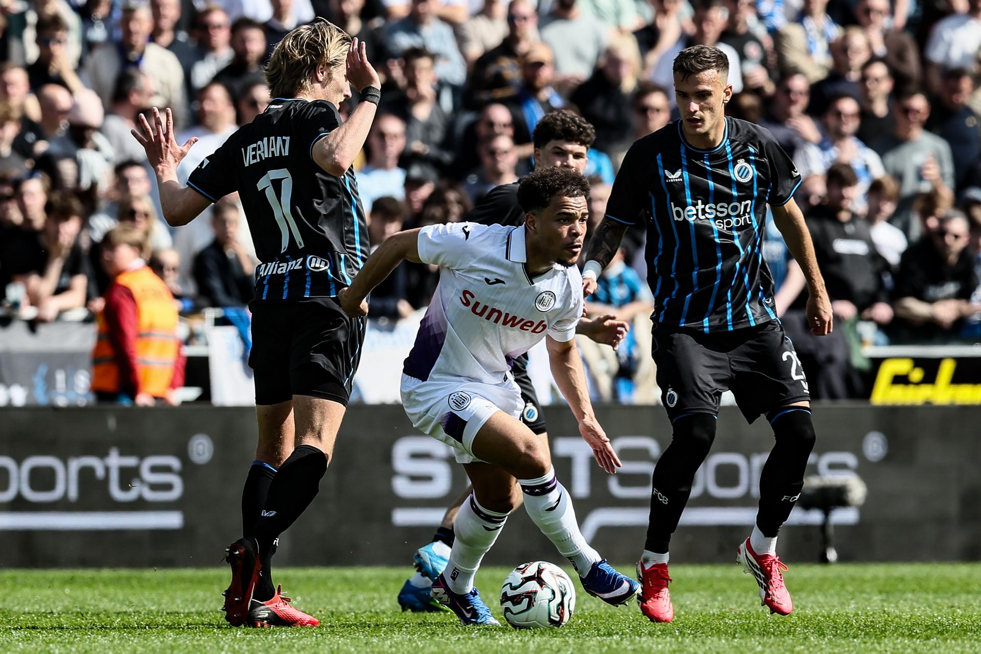 Club's Romeo Vermant and Anderlecht's Mario Stroeykens fight for the ball during a soccer match between Club Brugge and RSCA Anderlecht, Monday 06 April 2026 in Brugge, on the first day of the Champion's Play-off (PO1) of the 2025-2026 'Jupiler Pro League' first division of the Belgian championship. BELGA PHOTO BRUNO FAHY