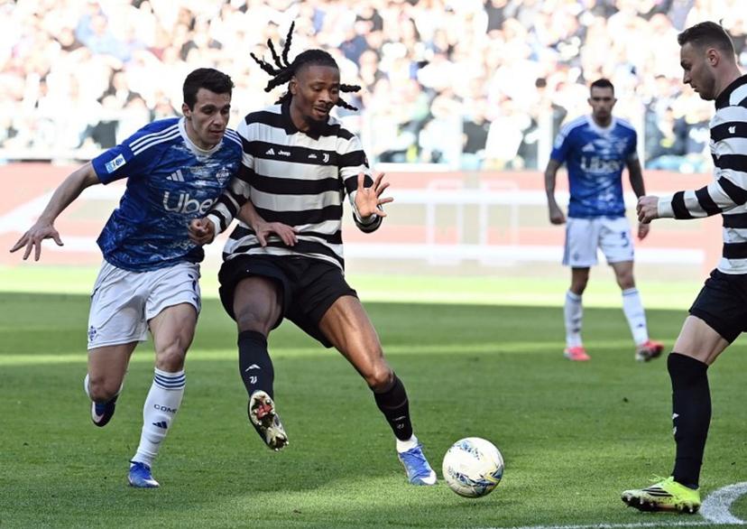 Juventus' French midfielder Khephren Thuram (2ndL) fights for the ball with Como's Spanish forward Jesus Rodriguez (L) during the Italian Serie A football match between Juventus and Como at Allianz Stadium in Turin on February 21, 2026.  Isabella BONOTTO / AFP