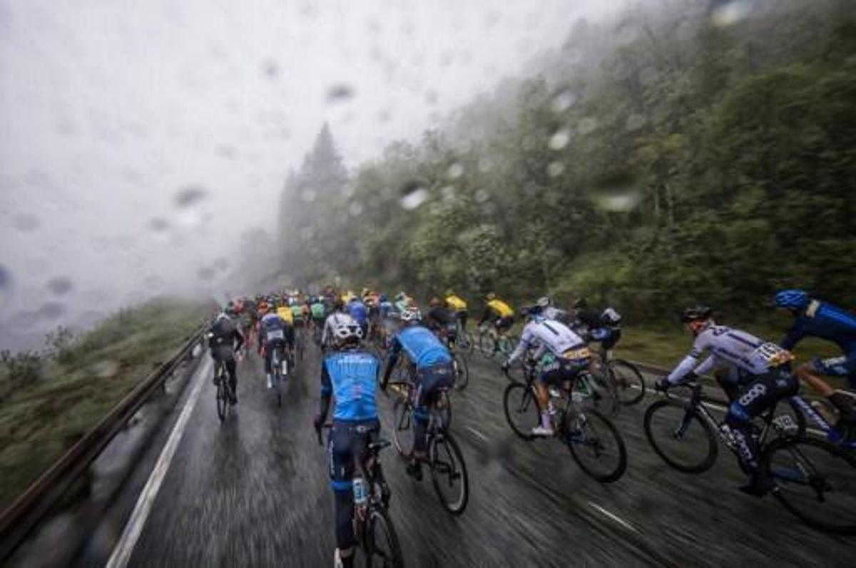 Cyclists ride during the 185,1 km second stage of the Tour des Fjords between Gulen and Norheimsund in Norway on May 25, 2017. Jonathan NACKSTRAND / AFP