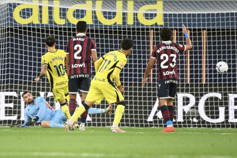 Villarreal's Spanish midfielder #10 Alberto Moleiro (2L) scores his team's second goal during the Spanish league football match between Villarreal CF and Levante UD at La Ceramica Stadium in Vila-real on September 20, 2026.  JOSE JORDAN / AFP