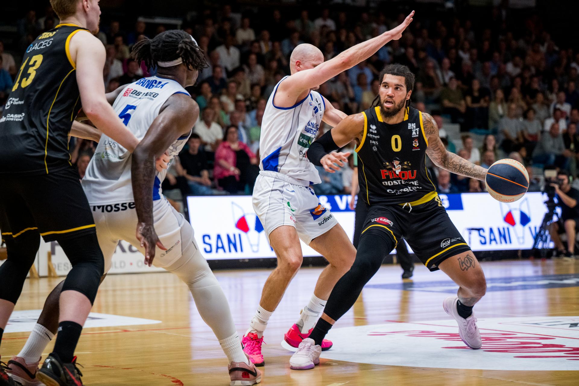 Mechelen's Yannick Dammen and Oostende's Timmy Allen fight for the ball during a basketball match between Kangoeroes Mechelen and Filou Oostende, Wednesday 04 June 2025 in Mechelen, the third leg of the best-of-5 finals in the playoffs of the 'BNXT League' Belgian/ Dutch first division basket championship. BELGA PHOTO JASPER JACOBS