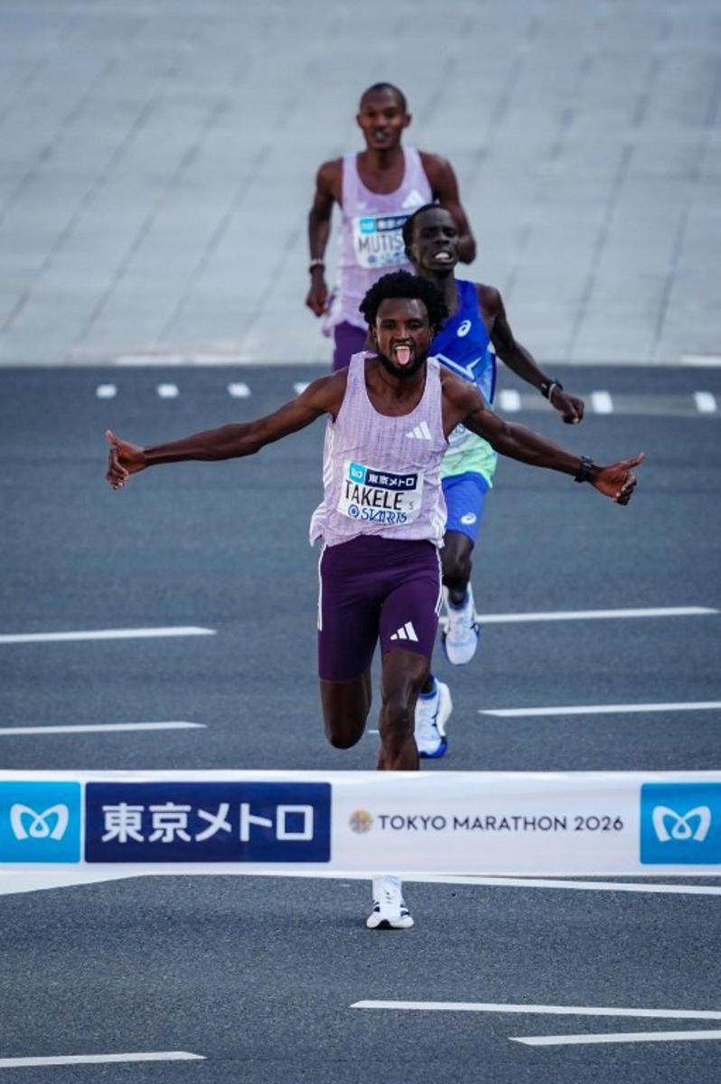 Ethiopia's Tadese Takele finishes in first place followed by Kenya's Geoffrey Toroitich (middle) and Kenya's Alexander Mutiso (back) in the men's category of the Tokyo Marathon in downtown Tokyo on March 1, 2026.  JIA HAOCHENG / POOL / AFP