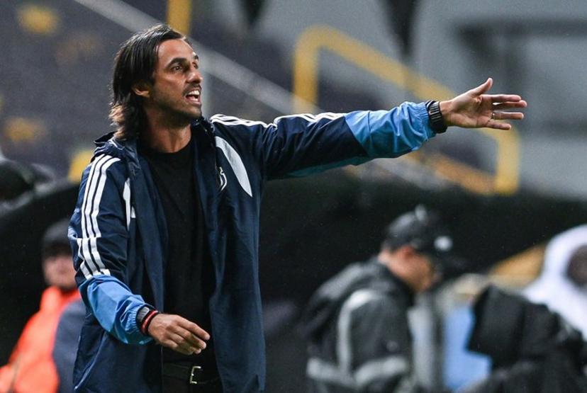 Costa Rica's interim coach Bryan Ruiz  gestures during the Concacaf Nations League Cup football match between Costa Rica and Haiti at the Ricardo Saprissa Ayma Stadium in San Jose on October 4, 2026.  Ezequiel BECERRA / AFP
