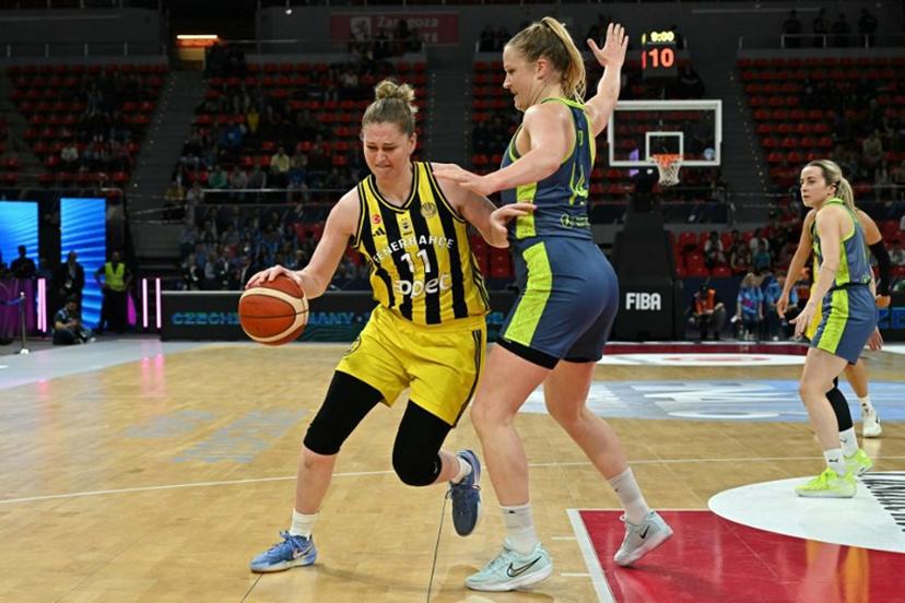 Fenerbahce's Belgian power forward #11 Emma Meesseman drives the ball to the basket against Prague's Dutch center #14 Emese Hof during the Euroleague Women's semifinal basketball match between Fenerbahce and ZVVZ USK Prague at Pabellon Principe Felipe arena in Zaragoza on April 11, 2025.  JAVIER SORIANO / AFP