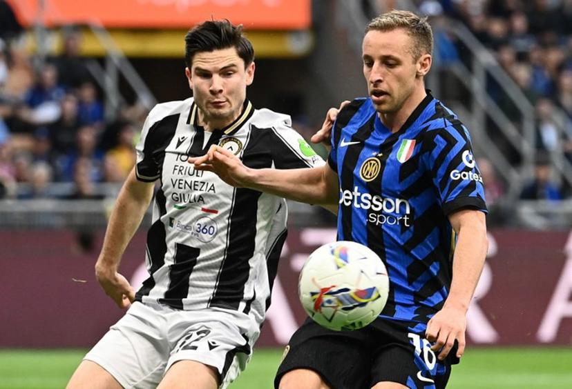 Udinese's Dutch midfielder #32 Jurgen Ekkelenkamp (L) fights for the ball with Inter Milan's Italian midfielder #16 Davide Frattesi during the Italian Serie A football match between Inter Milan and Udinese at the San Siro stadium in Milan on March 30, 2025.  Isabella BONOTTO / AFP