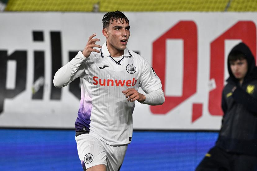 Anderlecht's Mihajlo Cvetkovic celebrates after scoring during a soccer match between Sint-Truidense V.V. and Royal Sporting Club Anderlecht, Sunday 19 October 2025 in Sint-Truiden, on day 11 of the 2025-2026 'Jupiler Pro League' first division of the Belgian championship. BELGA PHOTO JOHAN EYCKENS