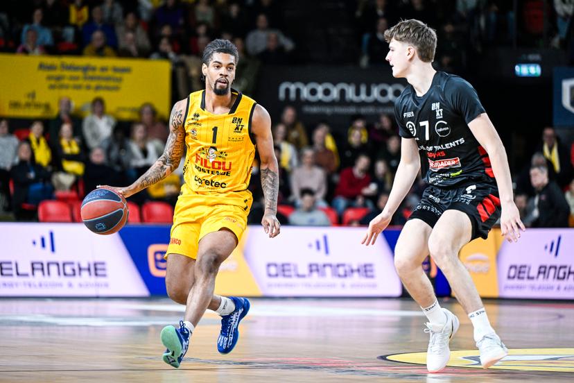 Oostende's Aaron Estrada and Kortrijk's Jules Isebaert pictured in action during a basketball match between Belgian BC Oostende and Belgian House of Talents Spurs Kortrijk Friday 26 December 2025 in Oostende, on the day 14 (out of 34) of the 'BNXT League' Belgian/Dutch first division basket championship. BELGA PHOTO TOM GOYVAERTS