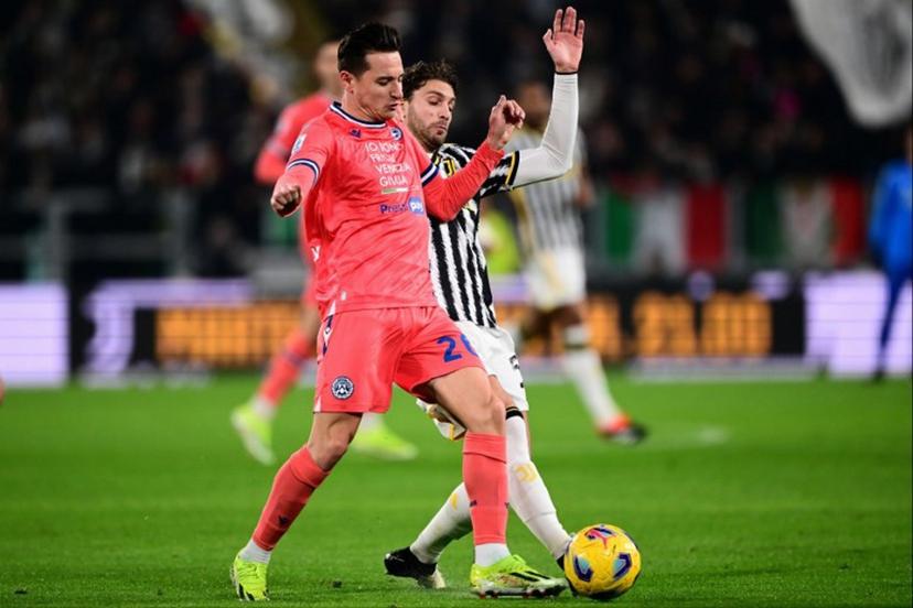 Udinese's French forward Florian Thauvin fights for the ball with Juventus' Italian midfielder #05 Manuel Locatelli during the Italian Serie A football match Juventus vs Udinese on February 12, 2024 at the "Allianz Stadium" in Turin.  MARCO BERTORELLO / AFP