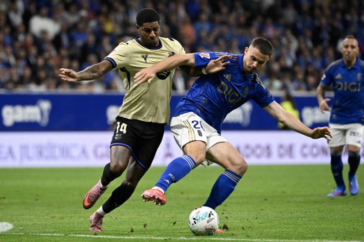 Barcelona's English forward #14 Marcus Rashford (L) and Real Oviedo's Belgian midfielder #20 Leander Dendoncker vie for the ball during the Spanish league football match between Real Oviedo and FC Barcelona at the Carlos Tartiere stadium in Oviedo on September 25, 2025.  Miguel RIOPA / AFP