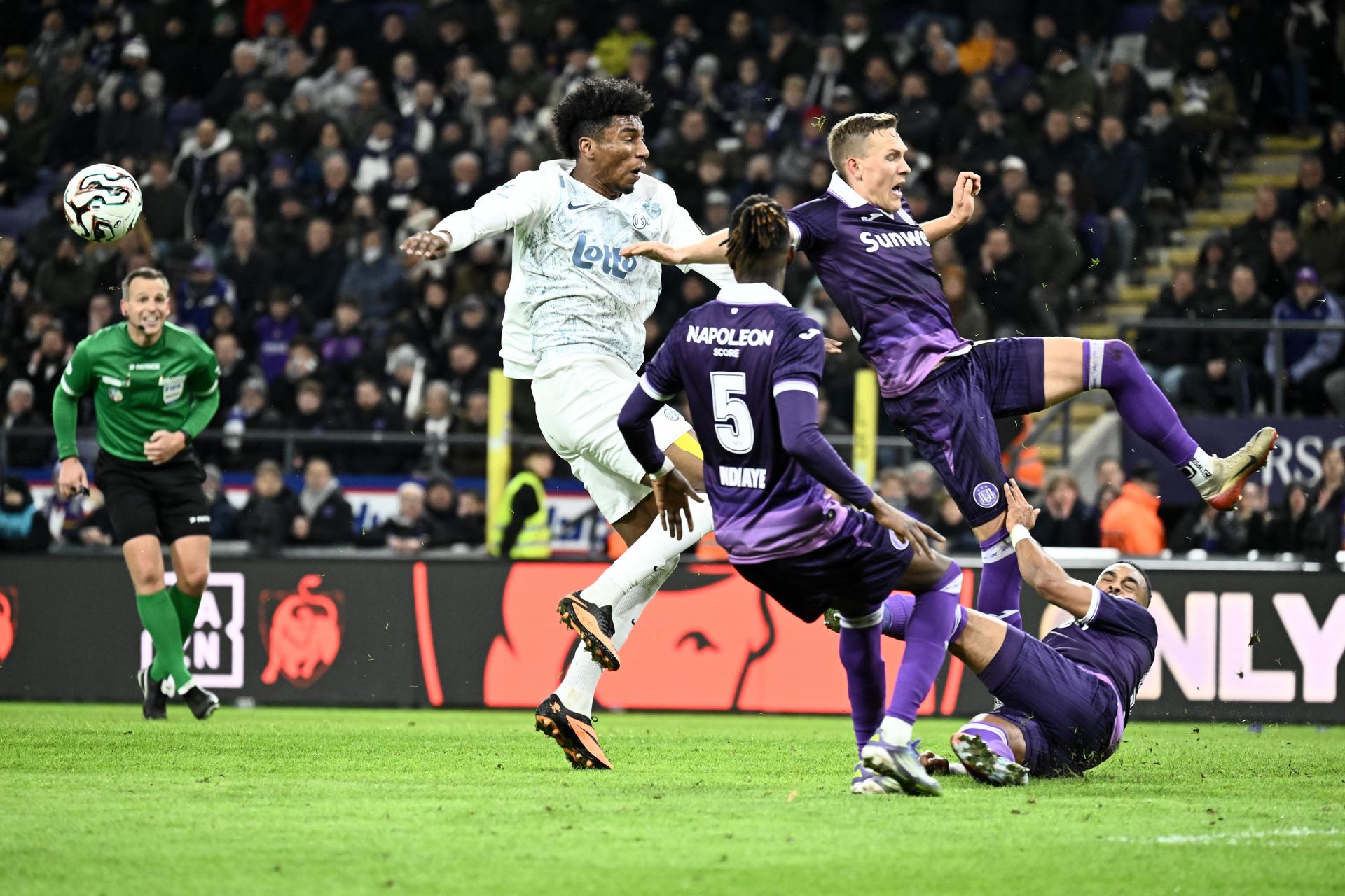Anderlecht's Ludwig Augustinsson and Union's Kevin Rodriguez fight for the ball during a soccer match between RSC Anderlecht and Royale Union Saint-Gilloise, Sunday 30 November 2025 in Anderlecht, on day 16 of the 2025-2026 'Jupiler Pro League' first division of the Belgian championship. BELGA PHOTO MAARTEN STRAETEMANS
