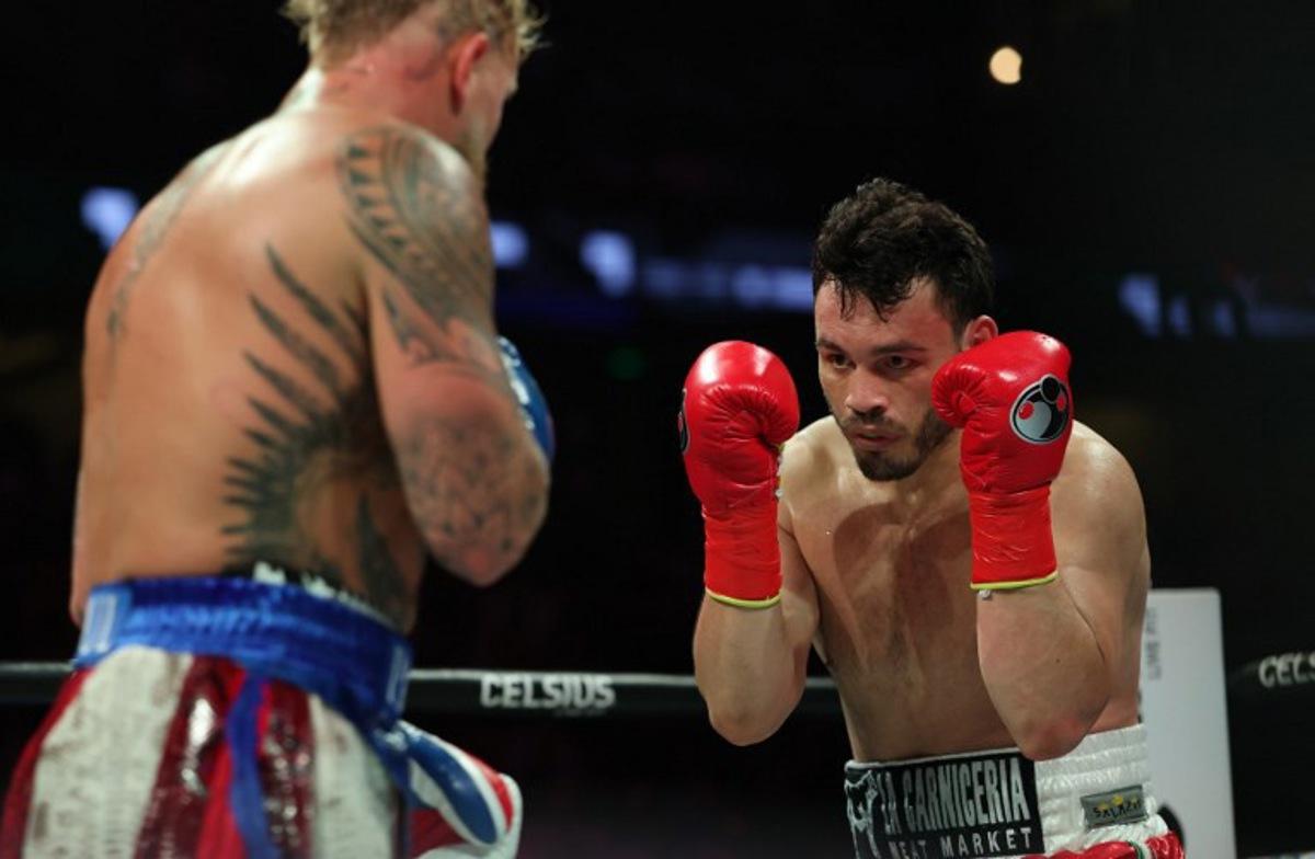 USA's Jake Paul (L) and Mexico's Julio Cesar Chavez Jr. fight during their cruiserweight boxing bout at the Honda Center in Anaheim, California, on June 28, 2025.   Patrick T. Fallon / AFP